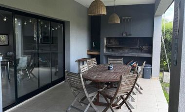 Casa en Barrio Privado 