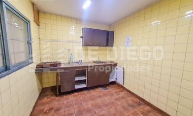 VENTA CON RENTA Depósito en Venta con Local al Publico  de 546 M2  - Zonificación Industrial - Munro