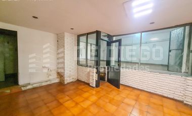 VENTA CON RENTA Depósito en Venta con Local al Publico  de 546 M2  - Zonificación Industrial - Munro