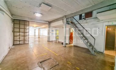 VENTA CON RENTA Depósito en Venta con Local al Publico  de 546 M2  - Zonificación Industrial - Munro