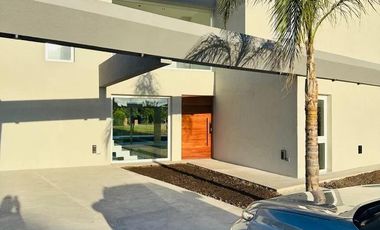 Casa en venta - 4 Dormitorios 4 Baños - 800Mts2 - Canning