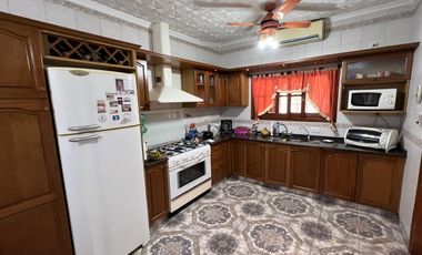 Amplia casa jardin y cochera en venta en Wilde apto credito