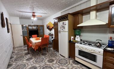 Amplia casa jardin y cochera en venta en Wilde apto credito