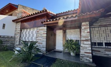Amplia casa jardin y cochera en venta en Wilde apto credito