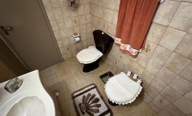 Amplia casa jardin y cochera en venta en Wilde apto credito
