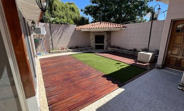 Amplia casa jardin y cochera en venta en Wilde apto credito