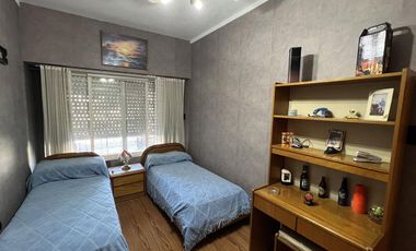 Amplia casa jardin y cochera en venta en Wilde apto credito