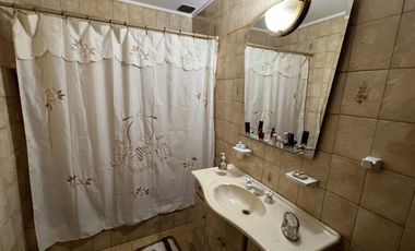 Amplia casa jardin y cochera en venta en Wilde apto credito