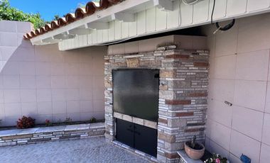 Amplia casa jardin y cochera en venta en Wilde apto credito