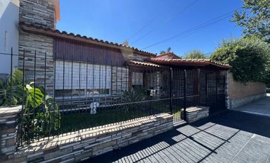 Amplia casa jardin y cochera en venta en Wilde apto credito