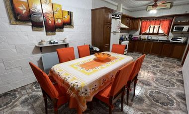 Amplia casa jardin y cochera en venta en Wilde apto credito
