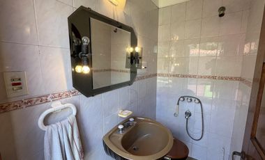 Amplia casa jardin y cochera en venta en Wilde apto credito
