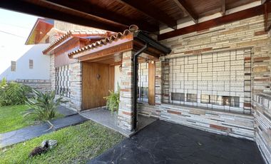 Amplia casa jardin y cochera en venta en Wilde apto credito
