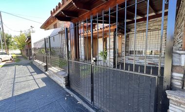 Amplia casa jardin y cochera en venta en Wilde apto credito