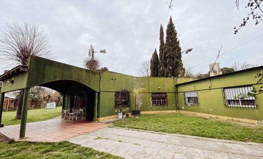 Casa en venta - 2 Dormitorios 1 Baño - Cochera - 1800Mts2 - Melchor Romero, La Plata