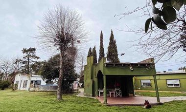 Casa en venta - 2 Dormitorios 1 Baño - Cochera - 1800Mts2 - Melchor Romero, La Plata