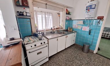 Casa de tres ambientes con amplio parque y Garage/Quincho. A solo dos cuadras cuadras del mar.