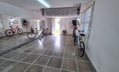 Casa de tres ambientes con amplio parque y Garage/Quincho. A solo dos cuadras cuadras del mar.