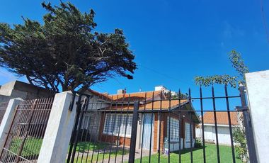 Casa de tres ambientes con amplio parque y Garage/Quincho. A solo dos cuadras cuadras del mar.