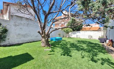 Casa de tres ambientes con amplio parque y Garage/Quincho. A solo dos cuadras cuadras del mar.