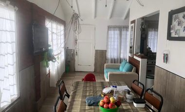 Casa de tres ambientes con amplio parque y Garage/Quincho. A solo dos cuadras cuadras del mar.