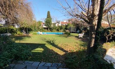 Importante casa a reciclar en excelente lote de 820 m²
