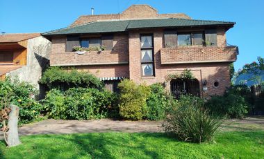 Importante casa a reciclar en excelente lote de 820 m²