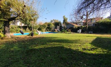 Importante casa a reciclar en excelente lote de 820 m²