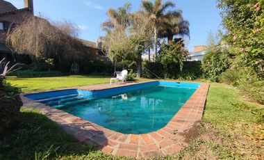 Importante casa a reciclar en excelente lote de 820 m²