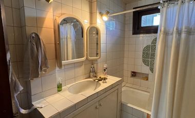 Importante casa a reciclar en excelente lote de 820 m²
