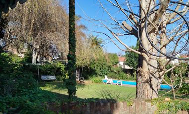 Importante casa a reciclar en excelente lote de 820 m²