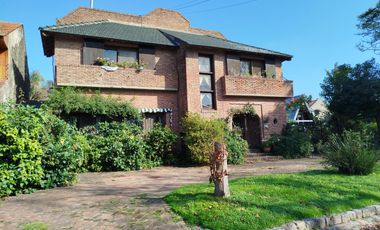Importante casa a reciclar en excelente lote de 820 m²