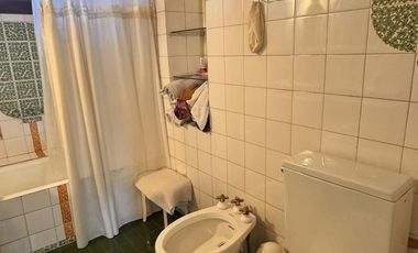 Importante casa a reciclar en excelente lote de 820 m²