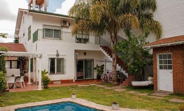 Casa de 6 Ambientes con Piscina, Quincho, Garage y Ubicación Privilegiada- En Venta