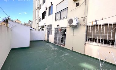 Venta departamento 2 ambientes con patio en Bernal