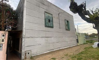Casa cuatro ambientes con amplio fondo a la venta en Villa Dominico