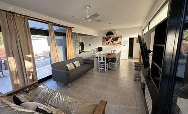 *¡Increíble Oportunidad en Arroyo Leyes! Venta de Complejo con Dos Casas Quintas*