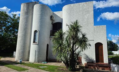 Casa en venta - 4 Dormitorios 3 Baños - 2.400Mts2 - Carlos Casares