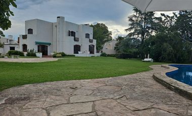 Casa en venta - 4 Dormitorios 3 Baños - 2.400Mts2 - Carlos Casares