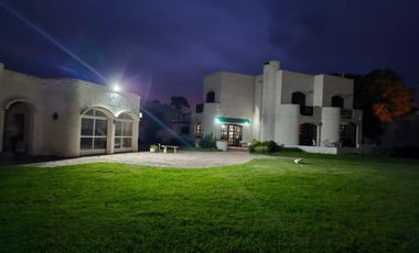 Casa en venta - 4 Dormitorios 3 Baños - 2.400Mts2 - Carlos Casares