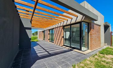 Casa en venta, dos dormitorios y dos baños, Sobre Avenida de Ecotierra, Pueblo Esther.