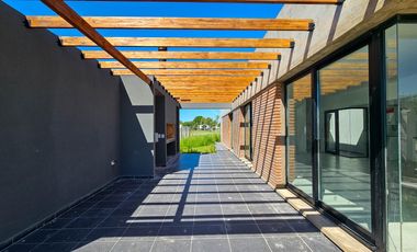 Casa en venta, dos dormitorios y dos baños, Sobre Avenida de Ecotierra, Pueblo Esther.