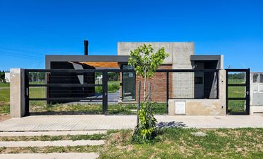 Casa en venta, dos dormitorios y dos baños, Sobre Avenida de Ecotierra, Pueblo Esther.