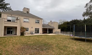 Casa en venta o alquiler en Barrio Privado Santa Ana