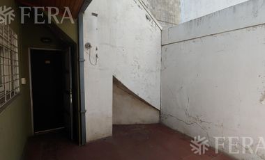 Venta PH de 3 ambientes con patio en Bernal Oeste