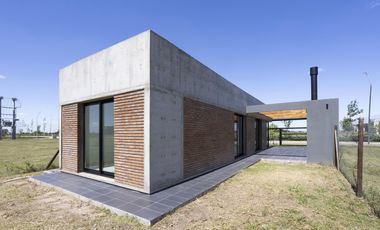 Venta casa de 2 dormitorios con piscina y cochera en EcoTierra, Pueblo Esther