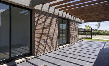 Venta casa de 2 dormitorios con piscina y cochera en EcoTierra, Pueblo Esther