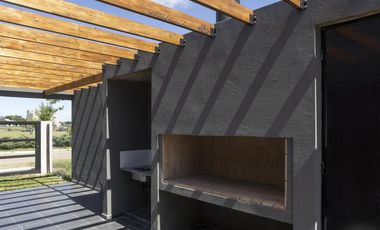 Venta casa de 2 dormitorios con piscina y cochera en EcoTierra, Pueblo Esther