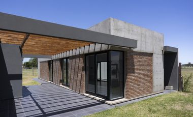 Venta casa de 2 dormitorios con piscina y cochera en EcoTierra, Pueblo Esther