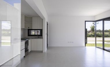 Venta casa de 2 dormitorios con piscina y cochera en EcoTierra, Pueblo Esther